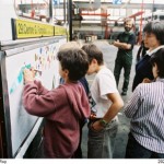 Enfants d'une école décorant un autobus SC10r au dépôt de Lagny
