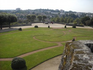 Les jardins de l’Evéché surplombant la Vienne Les jardins de l’Evéché surplombant la Vienne